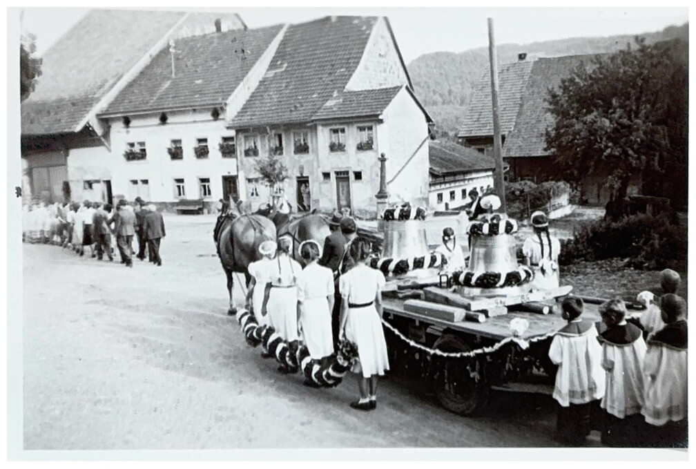 Umzug anlässlich der Glockenweihe.