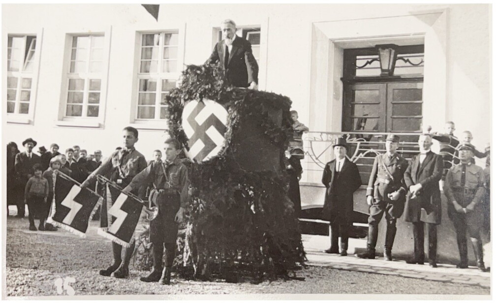 Schulhauseinweihung - Ansprache von Baurat Rutschmann auf dem Schulhof. 29.08.1936