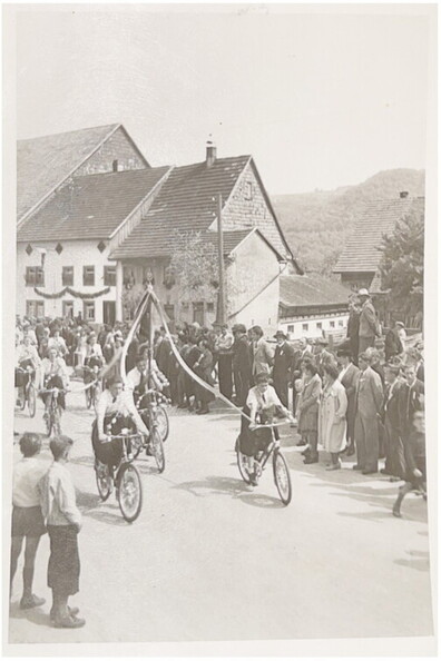 40_Mittlerweile_aufgelöster_RSVGeissligen_Rad_Corso_durch_Geisslingen.jpg