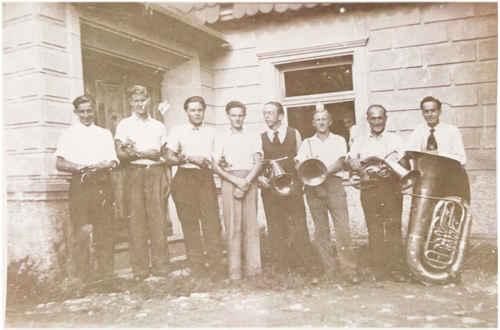 Musiker des Musikvereins Geißlingen auf Tour auf der Küssaburg zum Gastspiel. 1941
