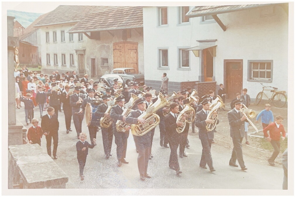 Musikverein auf Prozession vor dem Haus Hartmann und Scheuble