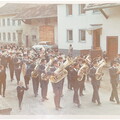 Musikverein auf Prozession vor dem Haus Hartmann und Scheuble