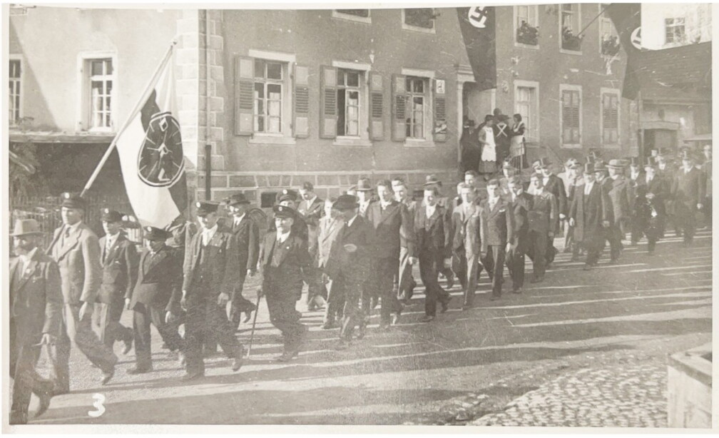 Schulhauseinweihung - Prozession zieht am Gebäude Rebstock vorbei - NS Zeit. 29.08.1936