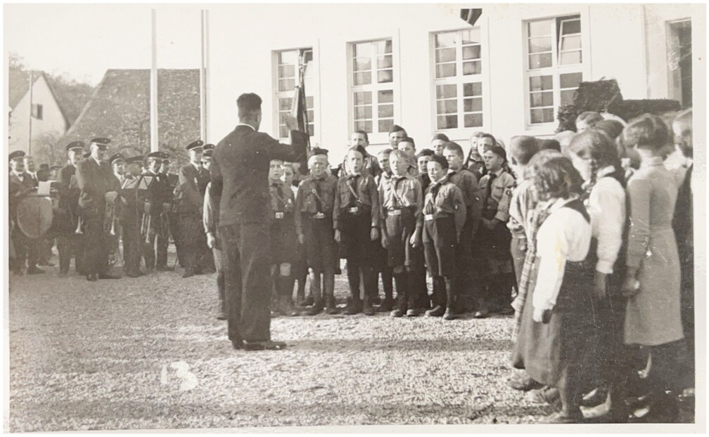 Schulhaus Einweihung.  Schülerchor singt zur Einweihung unter strengem Blick der Musiker.