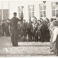 Schulhaus Einweihung.  Schülerchor singt zur Einweihung unter strengem Blick der Musiker.