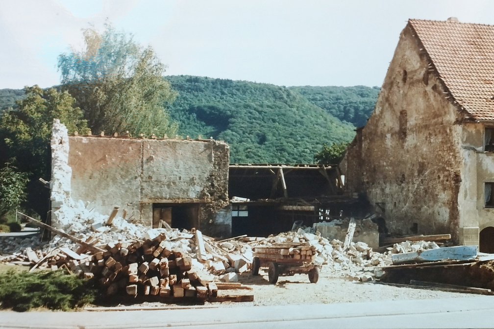 Abbruch der Scheune von Haus Preiser in der Dorfstrasse.