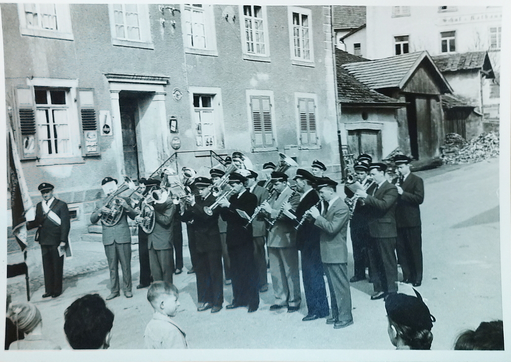 Musikverein spielt vor dem Rebstock. Die Aufnahme enstand wahrscheinlich wärend des Krieges 1939-45.