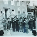 Musikverein spielt vor dem Rebstock. Die Aufnahme enstand wahrscheinlich wärend des Krieges 1939-45.