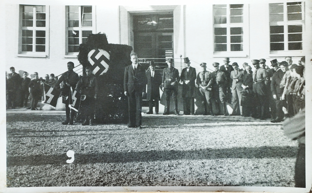 Ansprache vor dem Schulhaus bei der Einweihung. 1936