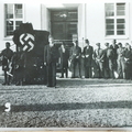 Ansprache vor dem Schulhaus bei der Einweihung. 1936
