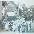 Grosser Umzug durch die Dorfstrasse, anlässlich des 50 jährigen Musikverein Jubiläums mit Fahnenweihe.