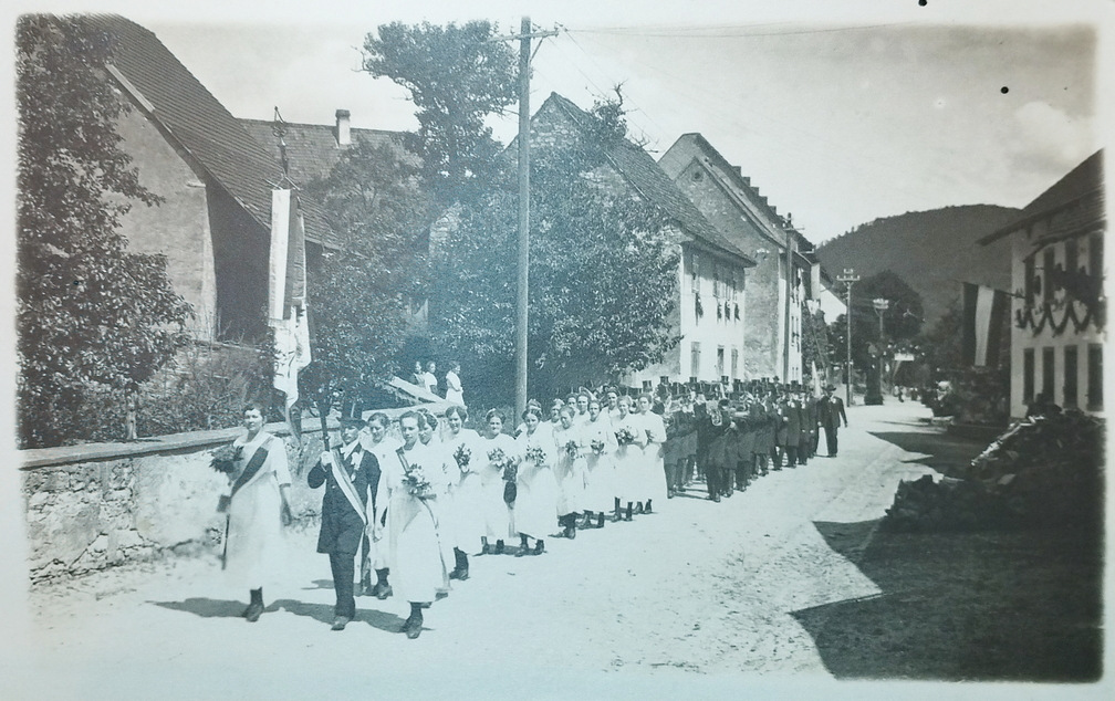 Grosser Umzug durch die Dorfstrasse, anlässlich des 50 jährigen Musikverein Jubiläums, Mai 1921.