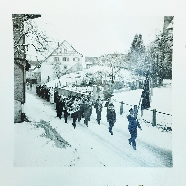 Umzug durch die Haupstrasse im Winter anlässlich einer Hochzeit.