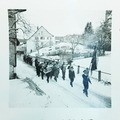 Umzug durch die Haupstrasse im Winter anlässlich einer Hochzeit.