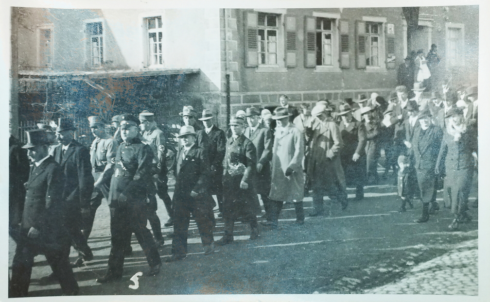 Umzug vor dem Rebstock annlässlich der Schulhaus Einweihung.