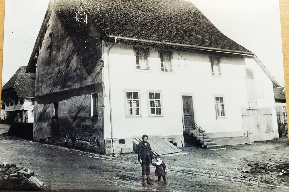 Haus Lederle, heute Hartmann, in der Dorfstrasse um ca. 1930.
