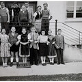 Eine Gruppe älterer Schüler posieren an der Schultreppe.