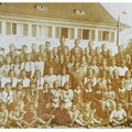 Gruppenbild von Hitlerjungen und Jungmädchen vor der Schule. Lehrer Albrecht am linken Rand. 1936