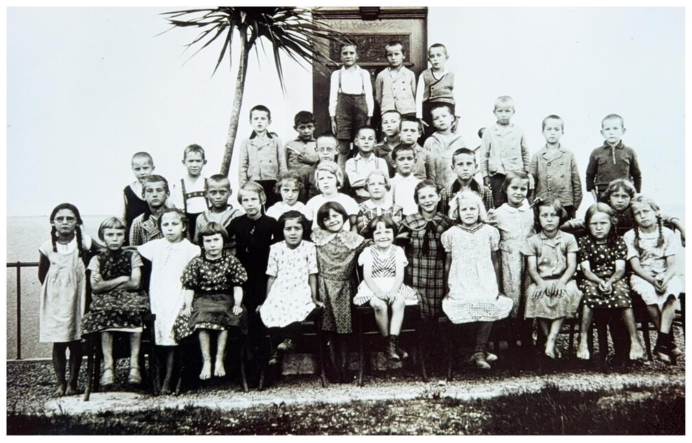 Gruppe von Schülern am Hintereingang der Schule.