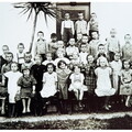 Gruppe von Schülern am Hintereingang der Schule.