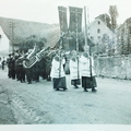 Ansicht der Haupstrasse in der Nähe der heutigen Bushaltestelle. Anlass des Umzugs war die Glockenweihe der Geißlinger Kirche.