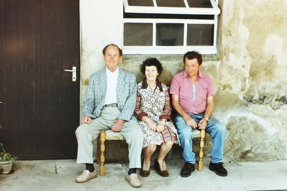 Ludig, Irma und Hansi auf derBank vor dem Haus Marder in der Flühlistrasse. Ungefähr 1990.
