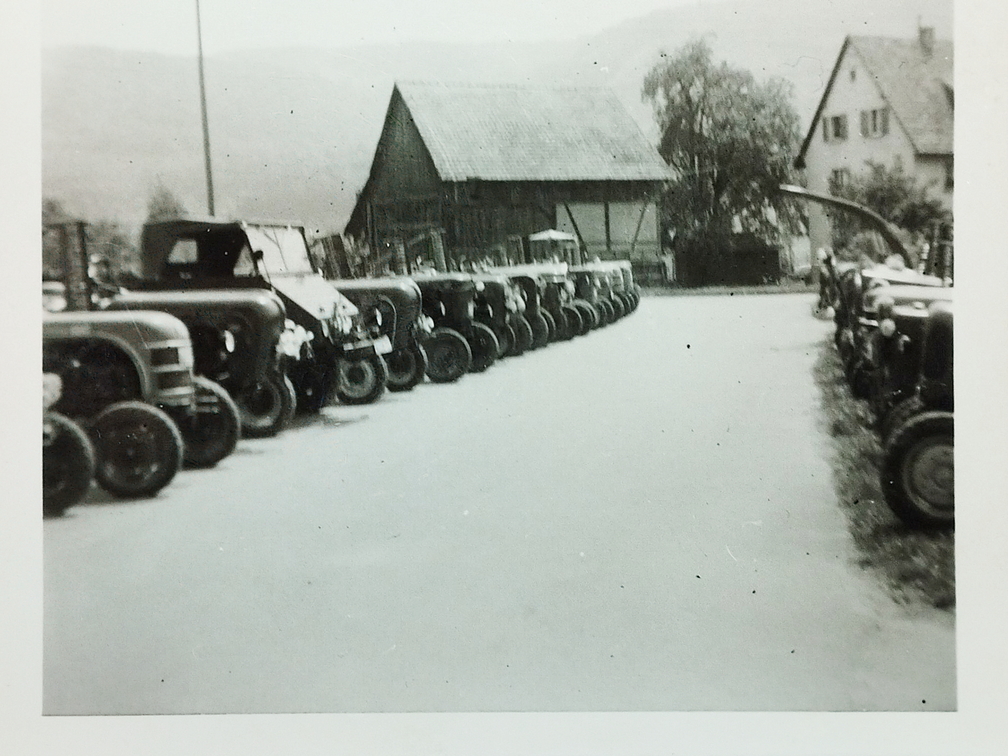 Traktorenweihe in der Schulstrasse zirka 1963.
