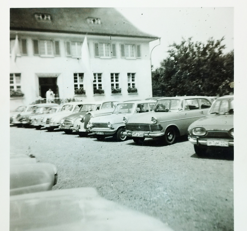 Autoweihe auf dem Schulhof. Zirka 1965
