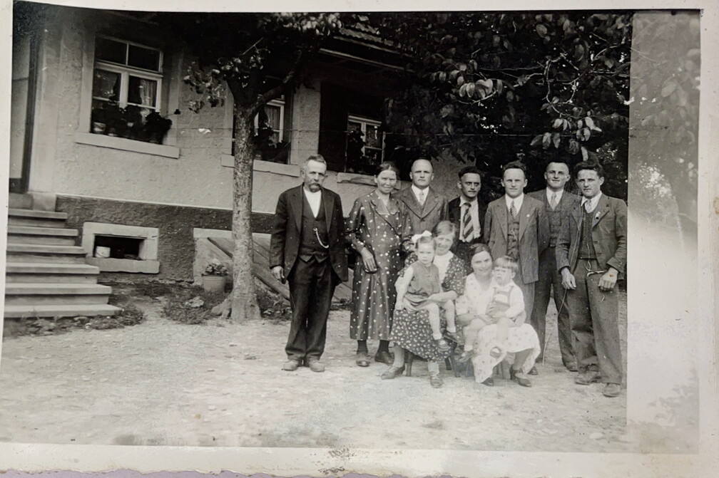 v.links Fritz Mülhaupt sen. ( Nüssle-Fritz ), Ehefrau Luise, Söhne Fritz jun. (Krömer-Fritz), Franz, Ernst, Jakob, Albert / vordere Reihe v.linksEhefrau von Ernst, Tochter von Fritz sen. Theresa