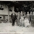 v.links Fritz Mülhaupt sen. ( Nüssle-Fritz ), Ehefrau Luise, Söhne Fritz jun. (Krömer-Fritz), Franz, Ernst, Jakob, Albert / vordere Reihe v.linksEhefrau von Ernst, Tochter von Fritz sen. Theresa