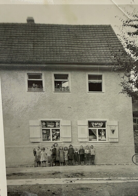 Lebensmittelgeschäft Fritz Mülhaupt (s`Krömers) in den 1930er
