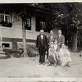 Auf der Treppe Albert Mülhaupt, Fritz Mülhaupt ( Nüssle-Fritz ), Ehefrau Luise, Sohn Ernst, vordere Reihe von links, Frau von Ernst, und Theresa, Tochter von Fritz. Kinder von Erst Mülhaupt
