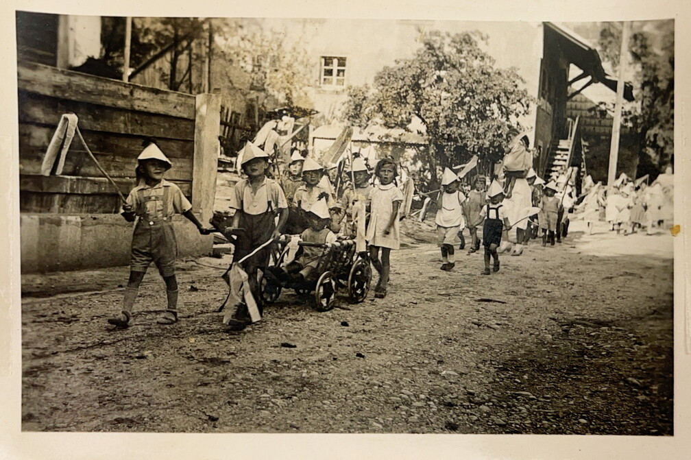 Kinderumzug durchs Dorf (nicht Fasnacht?) am Buck