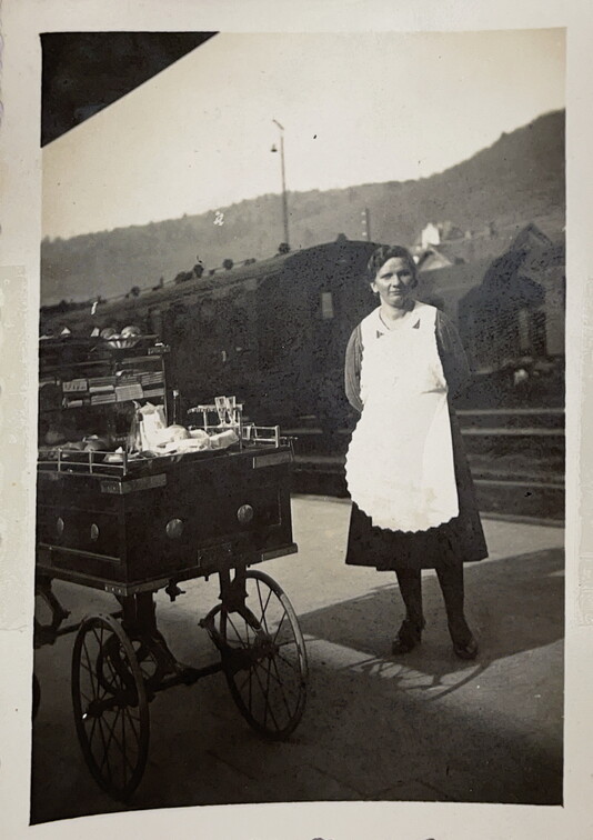 Helene Mülhaupt (s`Krömers) mit Verkaufswagen am Bahnhof in Waldshut in den 1930er