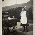 Helene Mülhaupt (s`Krömers) mit Verkaufswagen am Bahnhof in Waldshut in den 1930er