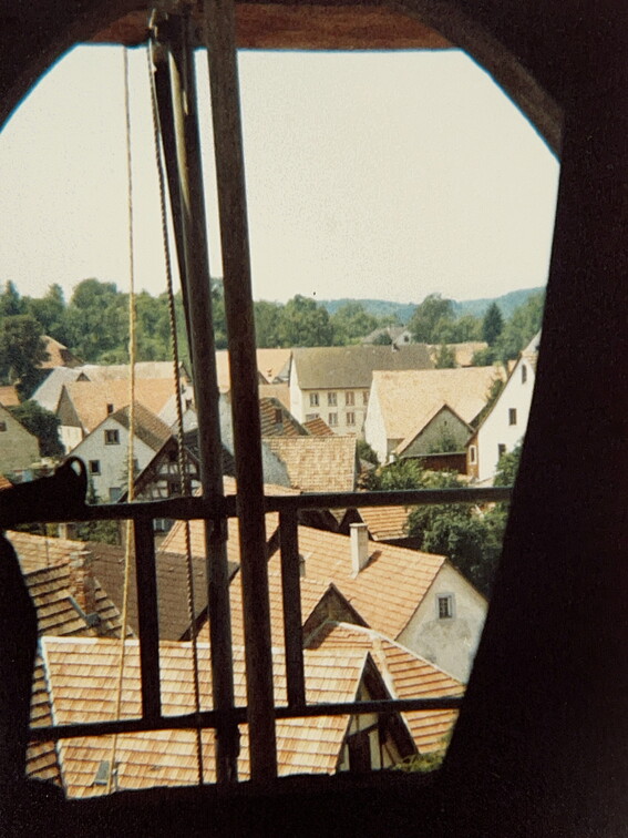 Ungewöhnliche Perspektive - Häuser fotografiert während der Kirchenrenovation vom Kirchturmgerüst.