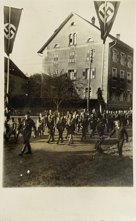 Umzug vor dem Rebstock annlässlich der Schulhaus Einweihung.
