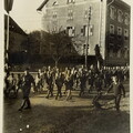 Umzug vor dem Rebstock annlässlich der Schulhaus Einweihung.