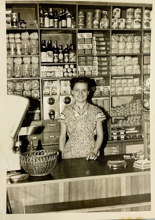 Helga Mülhaupt  im elterlichen Lebensmittelgeschäft Fritz Mülhaupt