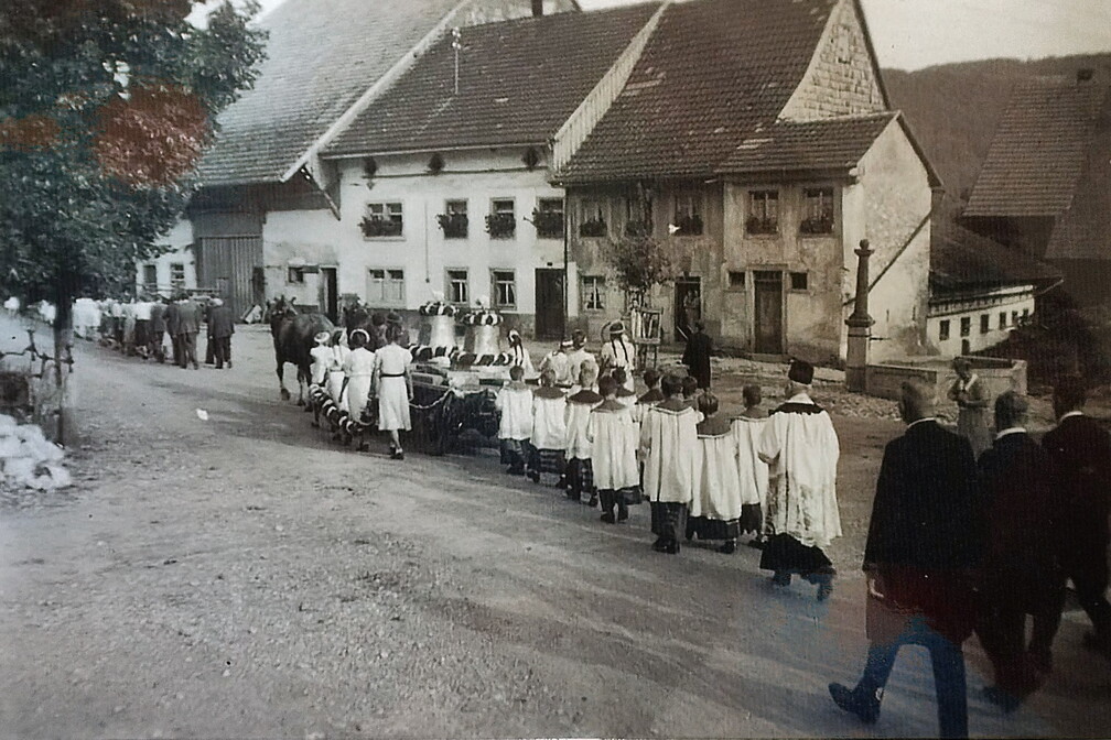 Die Prozession führt am "Hauser-Brunnen" vorbei.