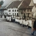 Die Prozession führt am "Hauser-Brunnen" vorbei.