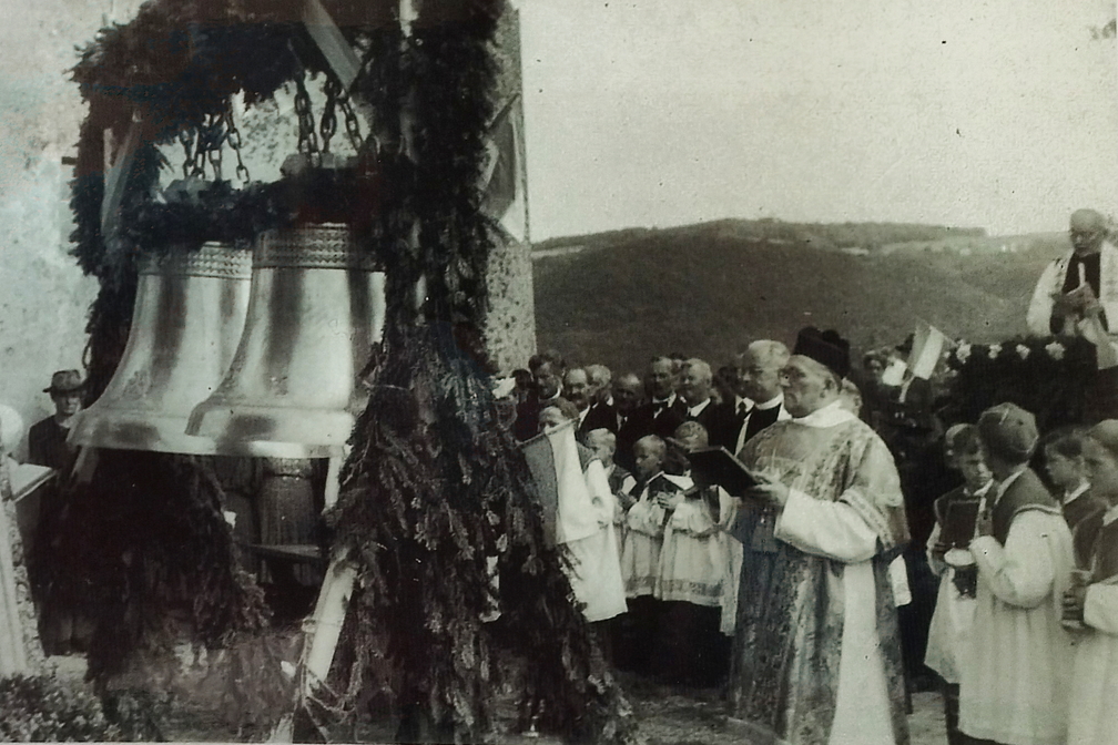 Weihung der Glocken vor der Kirche, 1950