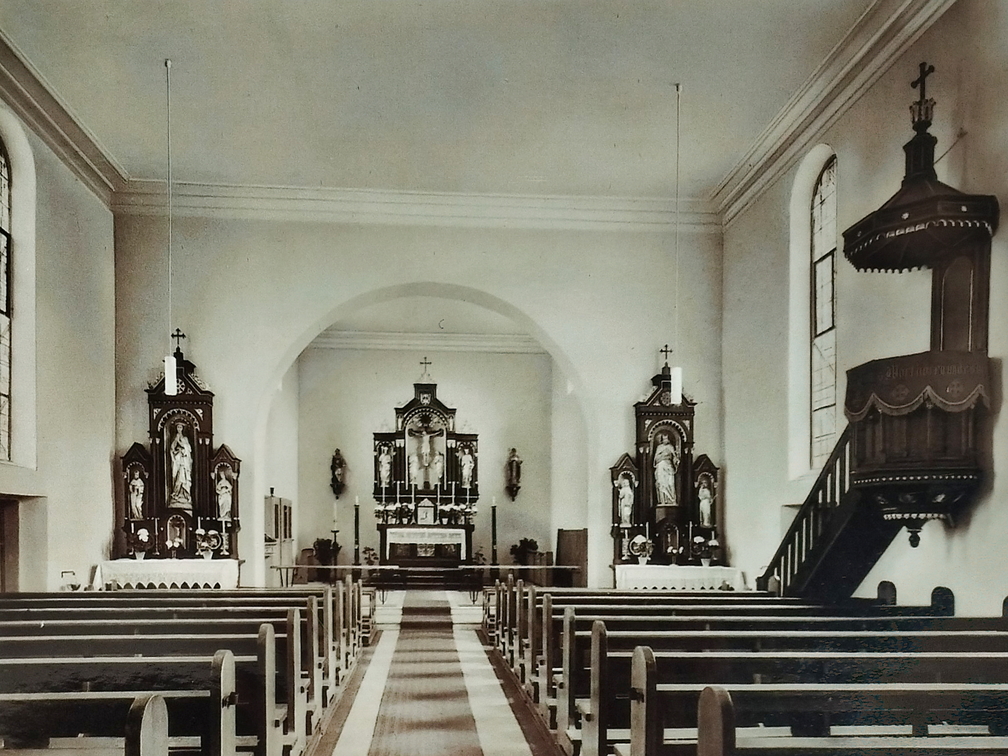 Ansicht nach der Renovierung 1962, jetzt ohne Ornamente und Verzierungen. Dabei ersetzte man auch die die schönen, in Farbe gehaltenen Glasfenster durch farblose.