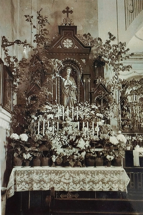 Geschmückter Marienaltar