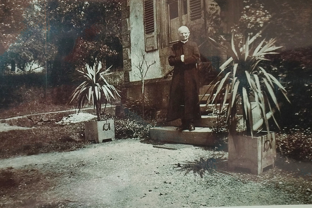 Pfarrer Böhler vor dem Pfarrhaus