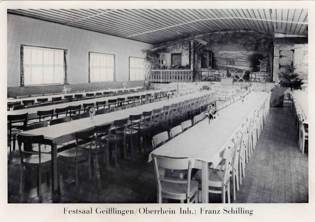 Alter Gemeindesaal von Franz Schillig mit detailliert ausgearbeitetem Bühnenbild.