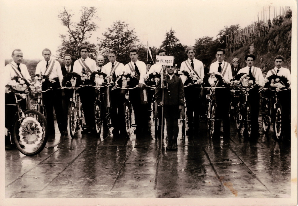 Erstes Radfahrfest nach dem Krieg in Ihringen. Von rechts: Helmut Boy, Erich Indlekofer, Hans Mülhaupt (Schmied), Willi Baumgartner, Alois Indlekofer, Artur Bercher, Walter Binkert (Metzger), Joseph Baumgartner, Joseph Hägele, Hans Mülhaupt (Lunzi).