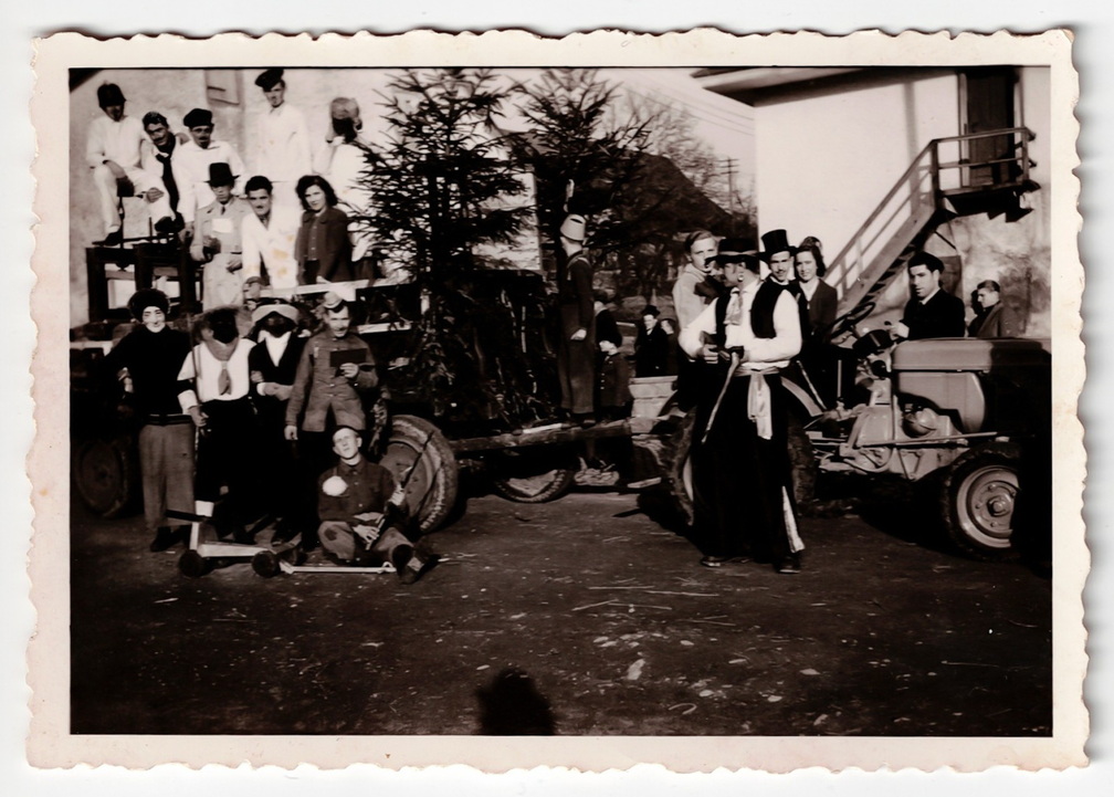 Fasnacht 1952 oder 1953. Im Hintergrund ein Teil der "Tonhalle"
