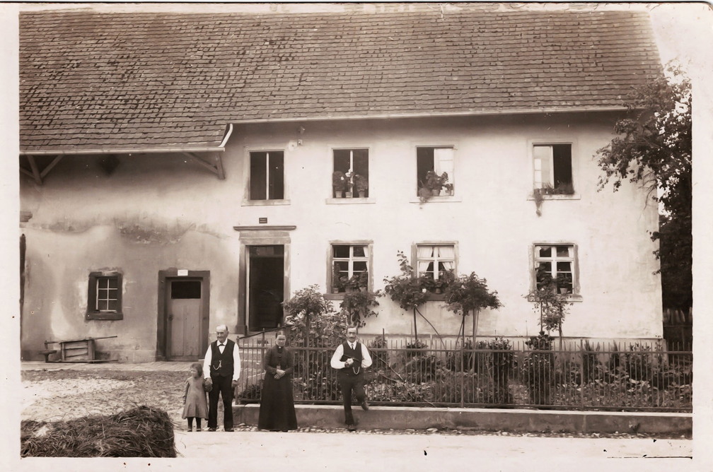 Haus Mülhaupt, heute Schilling Eugen. Im Vordergrund Fritz, Magdalena (*Schilling), Ferdinand und Mathilde (verh. Stoll) Mülhaupt.