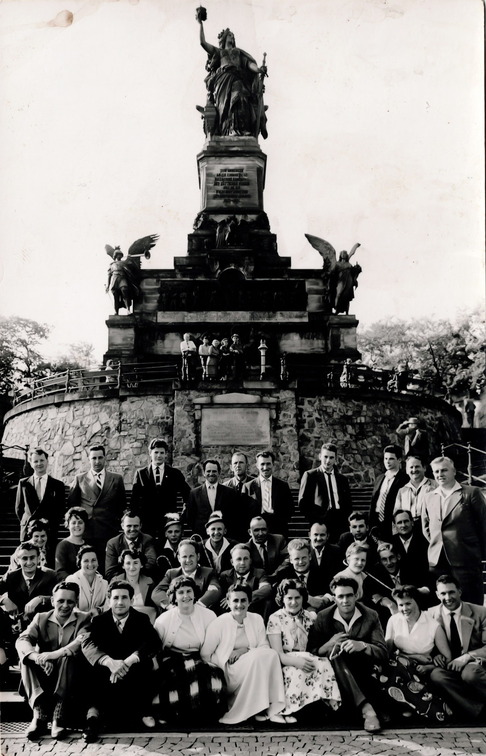 Ausflug der Feuerwehr im Mai 1960. Hier beim Niederwalddenkmal bei Rüdesheim.